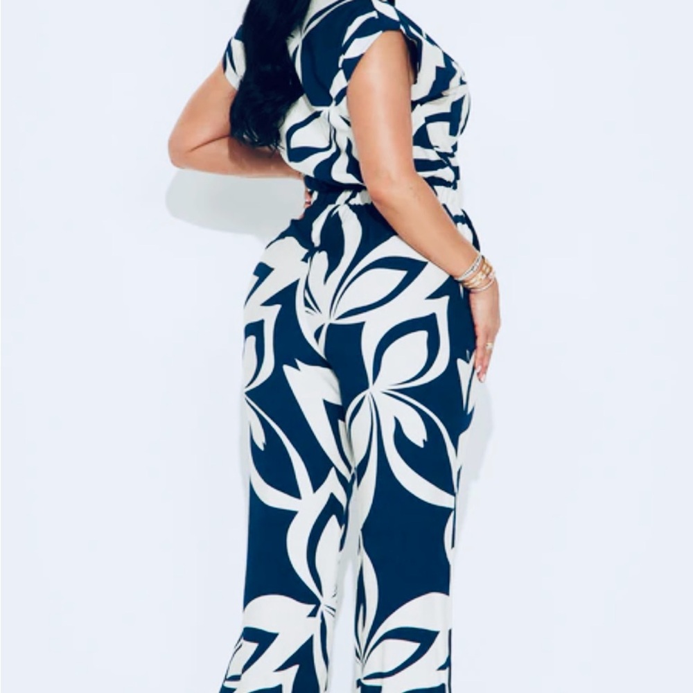 💎💎💙Navy and White Floral Jumpsuit - Picture 4 of 16